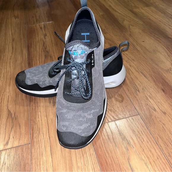 HUK-Gray and Black Low-Top Athletic Shoes with Two-Tone Design - Picture 2 of 6